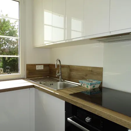 Bernache, Maison Bord De