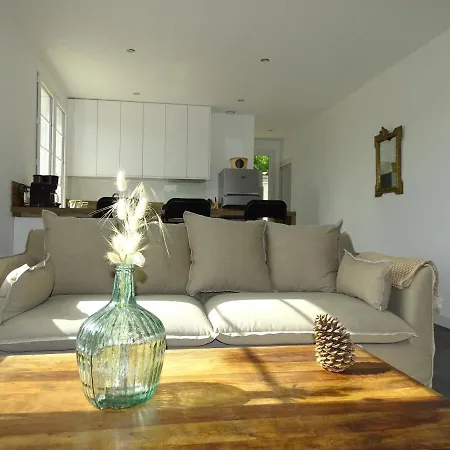 Bernache, Maison Bord De