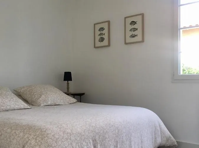 Bernache, Maison Bord De